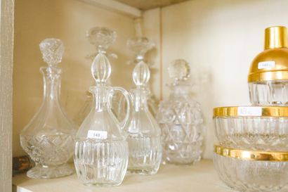 Lot de six carafes diverses.
