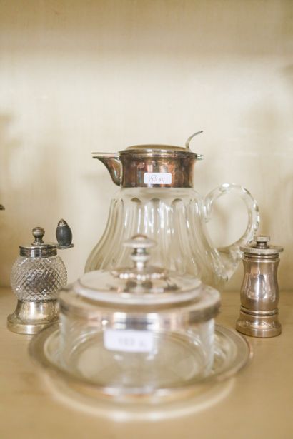Lot en verre et métal argenté : carafe à...