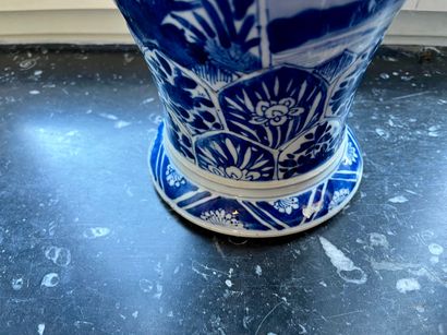 CHINE, paire de vases en porcelaine blanche,...
