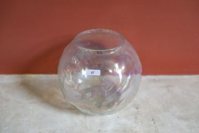 Vase boule en verre légèrement opalescent,...