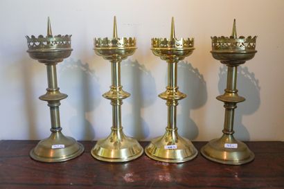 Suite de quatre pique-cierges anciens en...