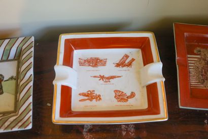 Trois vide-poches en porcelaine, décors polychromes...