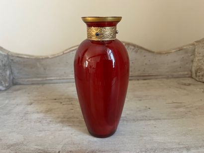 Vase miniature ancien en verre doublé bordeaux,...