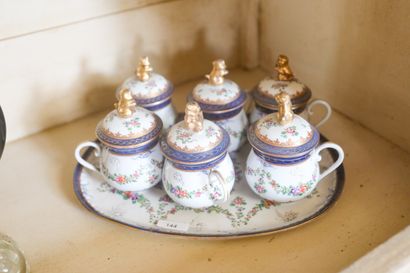 Ensemble de six crémiers sur plateau en porcelaine,...