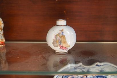 CHINE, tabatière en porcelaine blanche, décor...