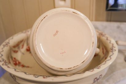 Nécessaire de toilette en faïence anglaise,...