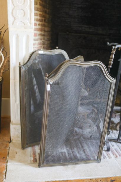 Nécessaire d'âtre, paire de chenets et pare-feu...