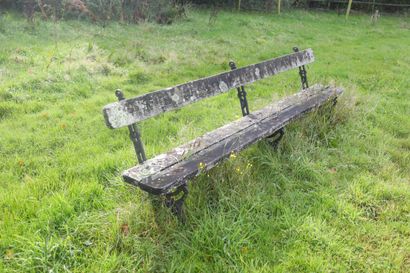 Deux bancs en leurs états.