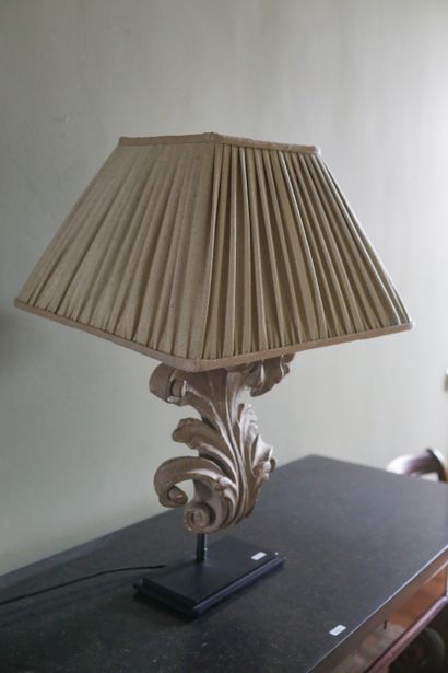 Pied de lampe en feuille d'acanthe étirée...