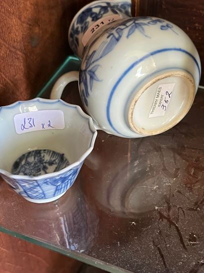 CHINE, pot à lait et petit pochon en porcelaine...