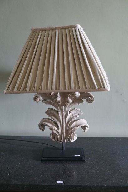 Pied de lampe en feuille d'acanthe étirée...
