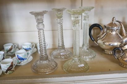 Quatre bougeoirs en verre moulé, ht 24 cm...