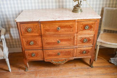 Commode à trois tiroirs en bois marqueté...
