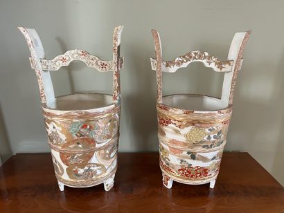 JAPON, paire de vases-seaux en faïence de...