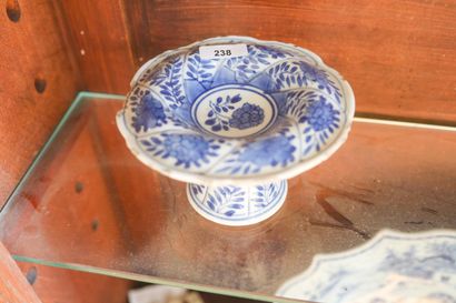 CHINE, coupelle sur pied en porcelaine blanche,...