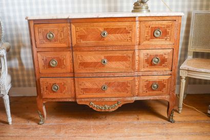 Commode à trois tiroirs en bois marqueté...