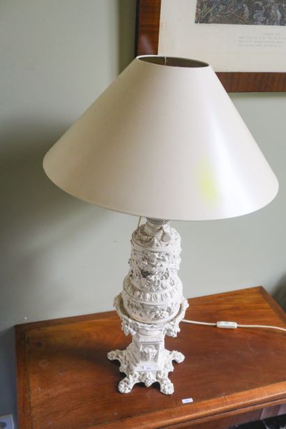 Pied de lampe en tôle blanche patinée, décor...