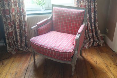 Large fauteuil Louis XVI patiné garni d'un...