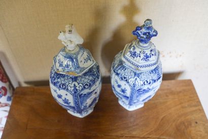 PAYS-BAS, DELFT, deux potiches couvertes...