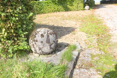 Paire de boules anciennes en pierre, ht +/-...