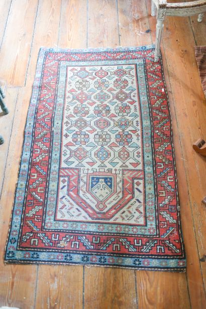 Tapis d'Orient, décor géométrique sur fond...