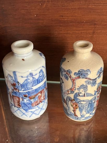 CHINE, deux tabatières : l'une en porcelaine...