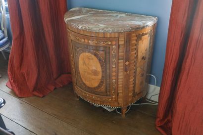 Commode demi-lune en bois marqueté à une...