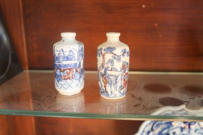 CHINE, deux tabatières : l'une en porcelaine...