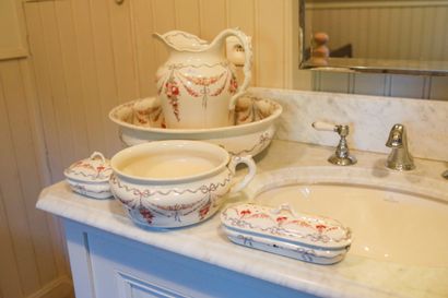 Nécessaire de toilette en faïence anglaise,...