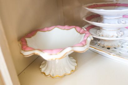 Lot de plats de service en porcelaine, décor...