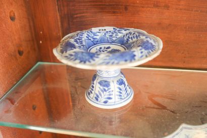 CHINE, coupelle sur pied en porcelaine blanche,...