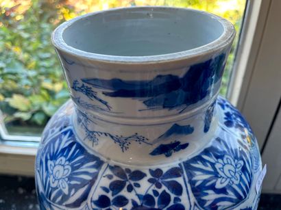 CHINE, paire de vases en porcelaine blanche,...