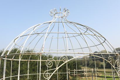 Petit pavillon de jardin : pergola en fer...