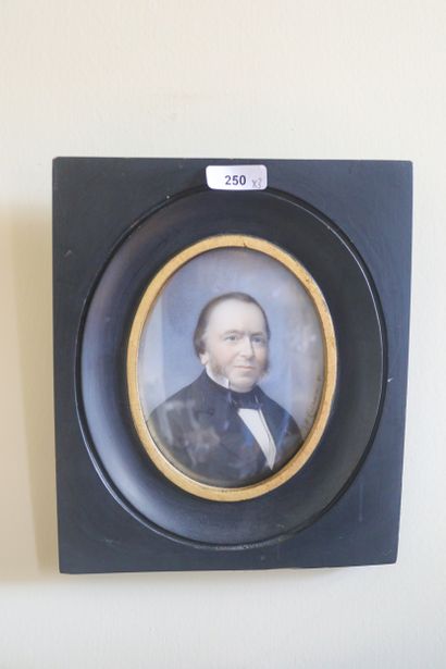Ensemble de trois miniatures : deux portraits...