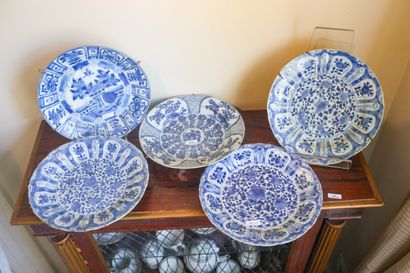CHINE, ensemble de cinq assiettes en porcelaine,...