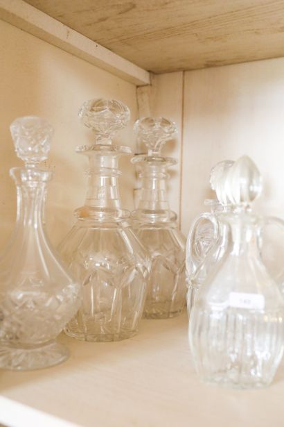 Lot de six carafes diverses.