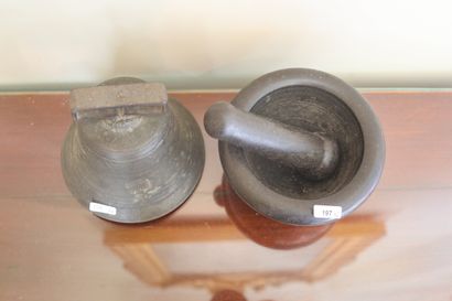 Cloche en bronze et mortier avec pilon en...