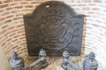 Taque de cheminée aux trois fleurs de lys,...