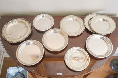 Lot de dessous de bouteille en métal argenté...