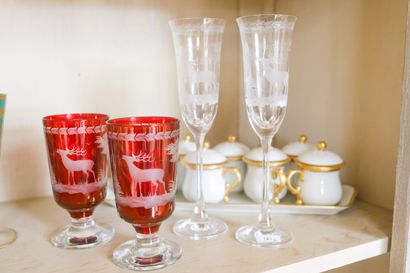 Lot de quatre verres à décor de cerfs.