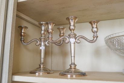 Paire de candéladres à trois bougeoirs en...