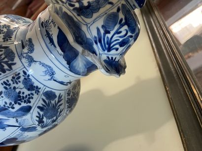CHINE, potiche couverte en porcelaine blanche...