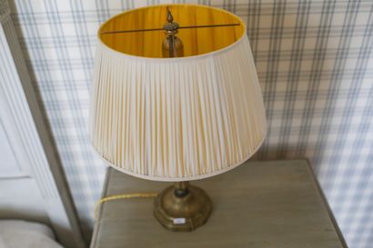 Pied de lampe en laiton doré, piétement torsadé,...