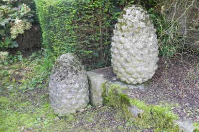 Deux pommes de pin, ht +/- 63 cm (altéra...