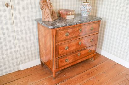 Commode à trois tiroirs en bois marqueté...