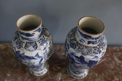 CHINE, paire de vases en porcelaine blanche,...