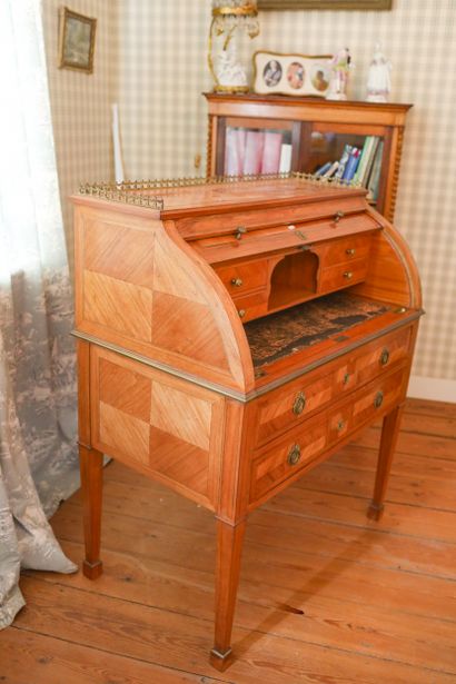 Bureau à cylindre central en bois marqueté...