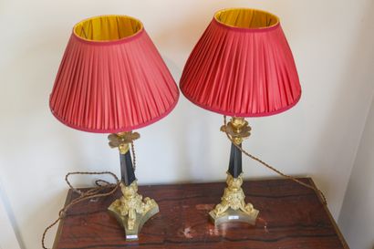Paire de lampes en bronze doré, fût noir,...