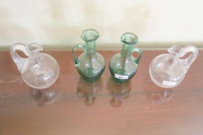Deux paires de carafons miniatures.