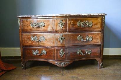 Commode à trois rangs de tiroirs en bois...
